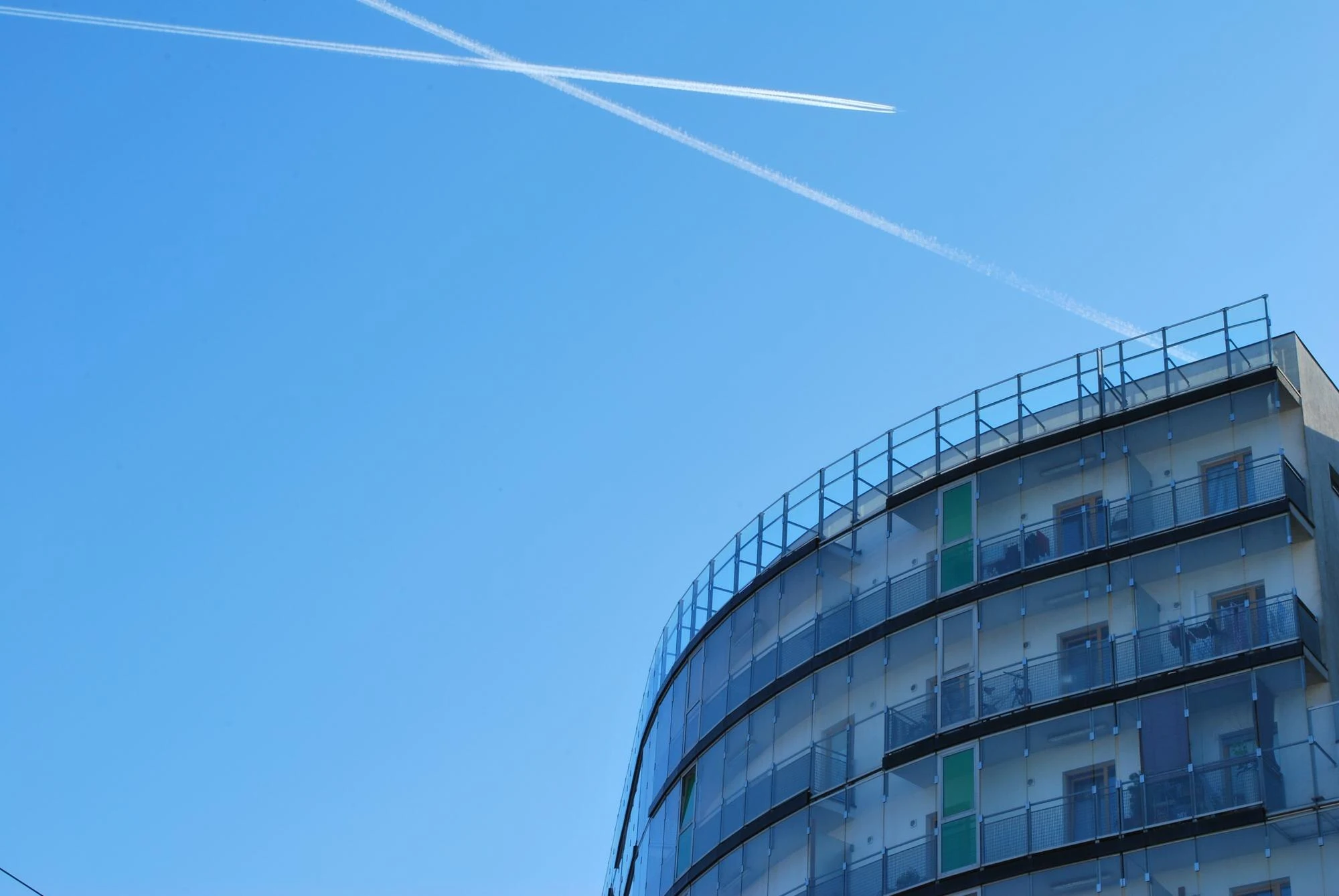 Mavi gökyüzü altında modern konut mimarisi